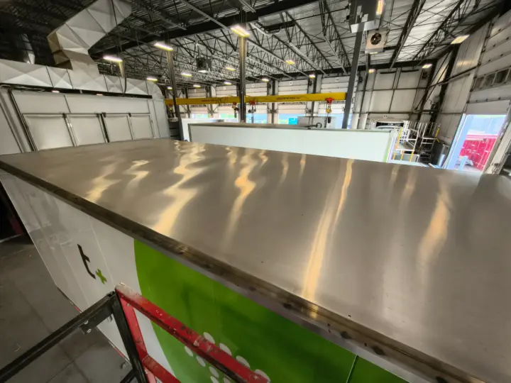 Success story - Insulated dry box truck with bare aluminum roof