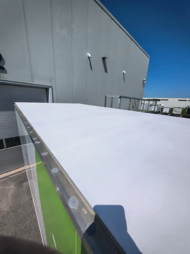 Success story - Insulated dry box truck with Polyfrost coated roof