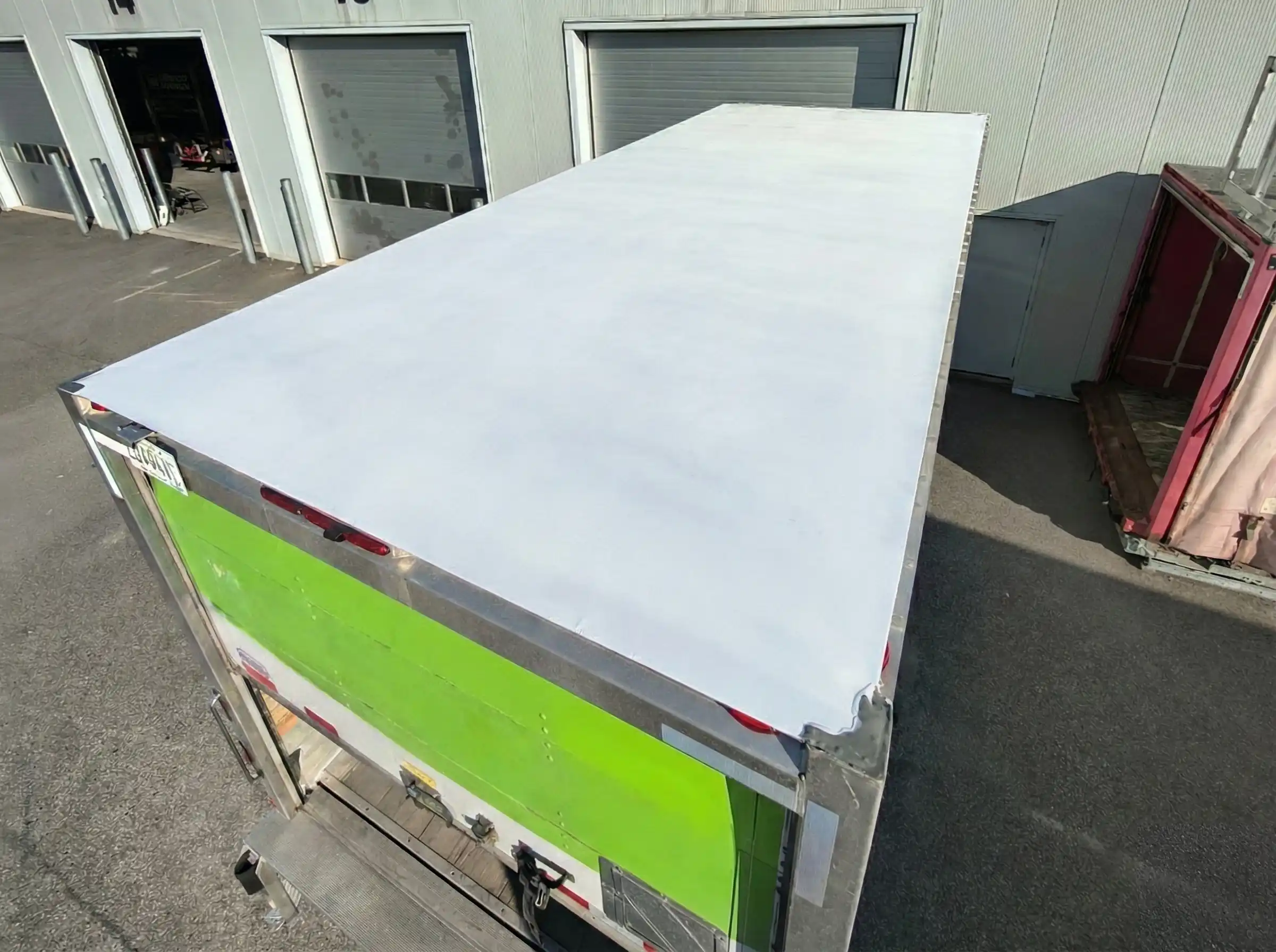 Success story - Insulated dry box truck with Polyfrost coated roof